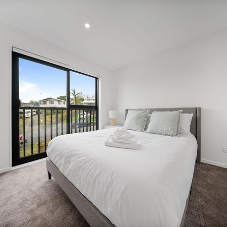 West Harbour Modern 4-Bedroom Retreat オークランド エクステリア 写真