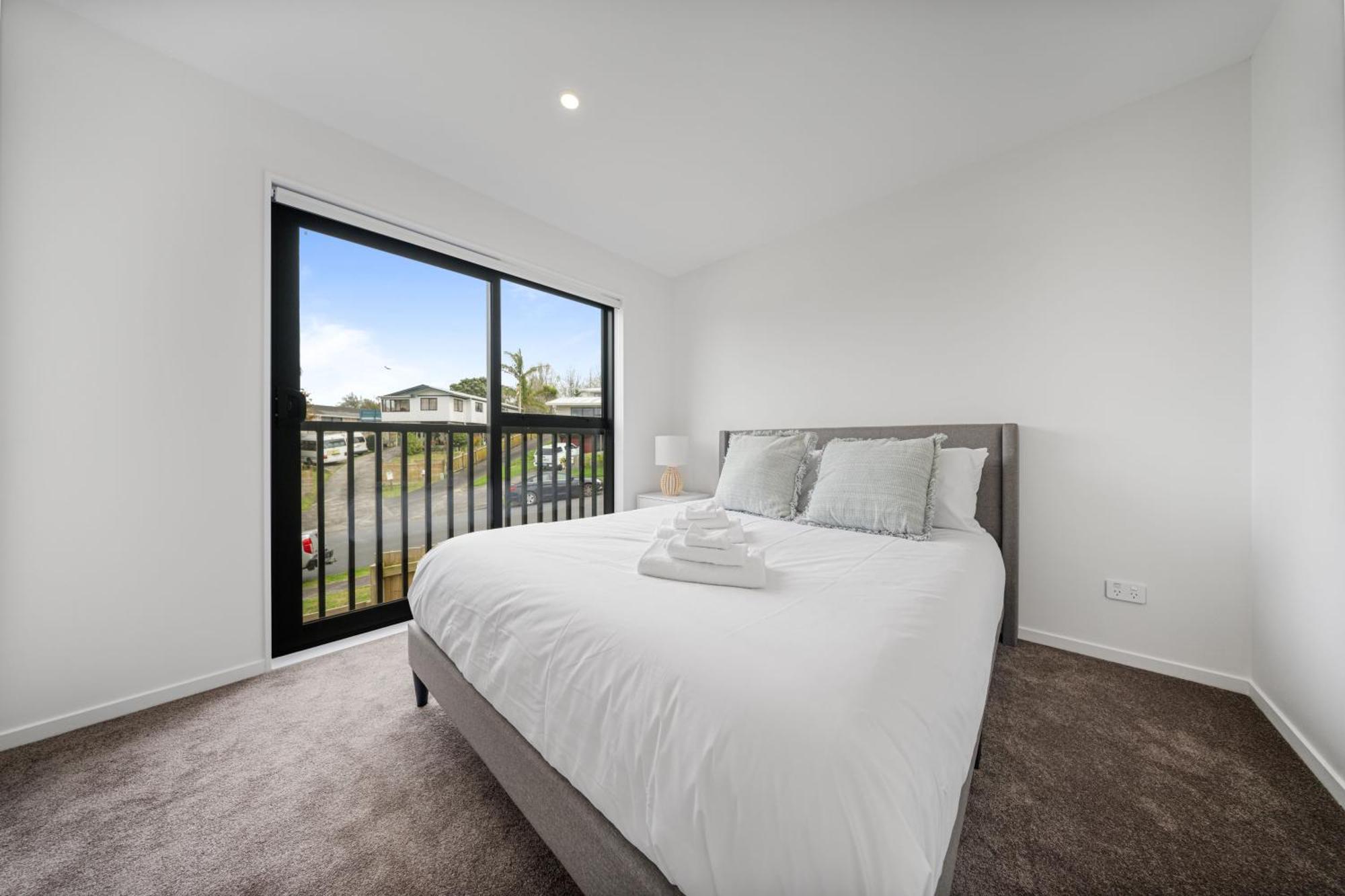 West Harbour Modern 4-Bedroom Retreat オークランド エクステリア 写真