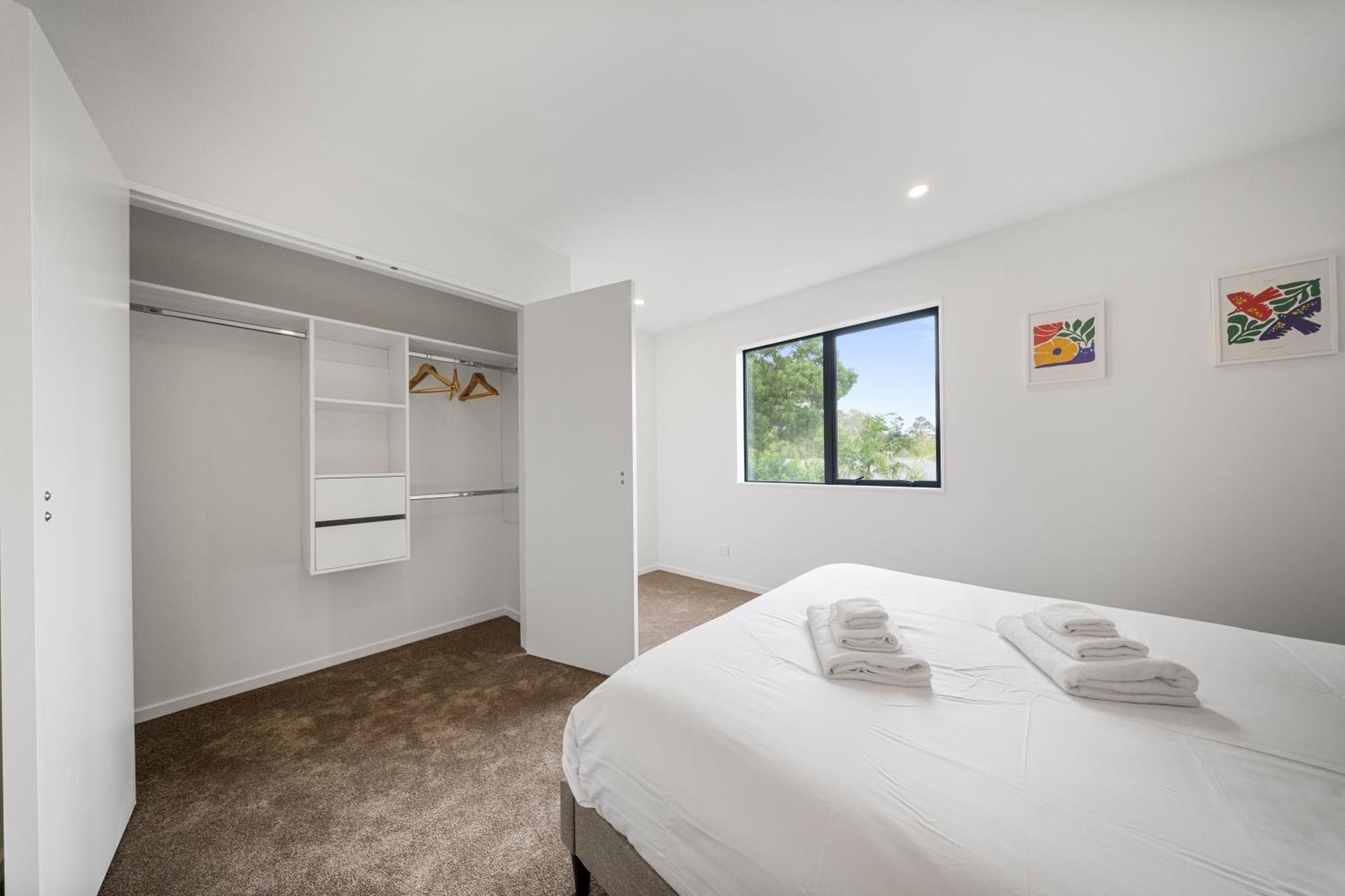 West Harbour Modern 4-Bedroom Retreat オークランド エクステリア 写真